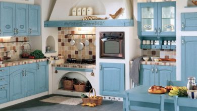 10 Maneiras de Atualizar Armários de Cozinha de Madeira Antigos Sem Pintá-los