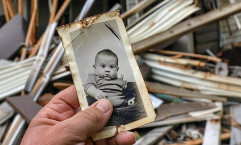 Milionário Demole Casa de Velho e Encontra Inesperadamente Foto de Sua Infância Entre os Escombros Milionário Demole Casa de Velho e Encontra Inesperadamente Foto de Sua Infância Entre os Escombros