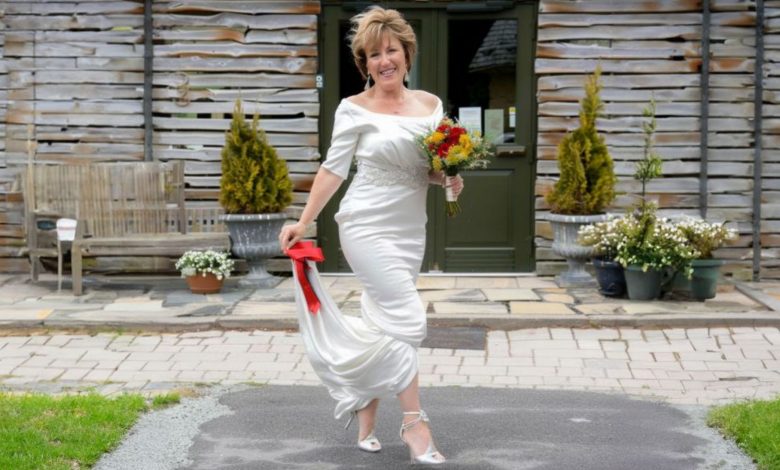 Minha sogra foi ao meu casamento de vestido branco e anunciou seu noivado, mas eu a superei no casamento dela Minha sogra foi ao meu casamento de vestido branco e anunciou seu noivado, mas eu a superei no casamento dela