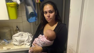 Jovem Mãe Compra Máquina de Lavar Velha que Mal Pode Pagar, e Depois Encontra uma Nota Dentro