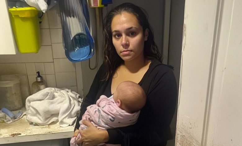 Jovem Mãe Compra Máquina de Lavar Velha que Mal Pode Pagar, e Depois Encontra uma Nota Dentro Jovem Mãe Compra Máquina de Lavar Velha que Mal Pode Pagar, e Depois Encontra uma Nota Dentro
