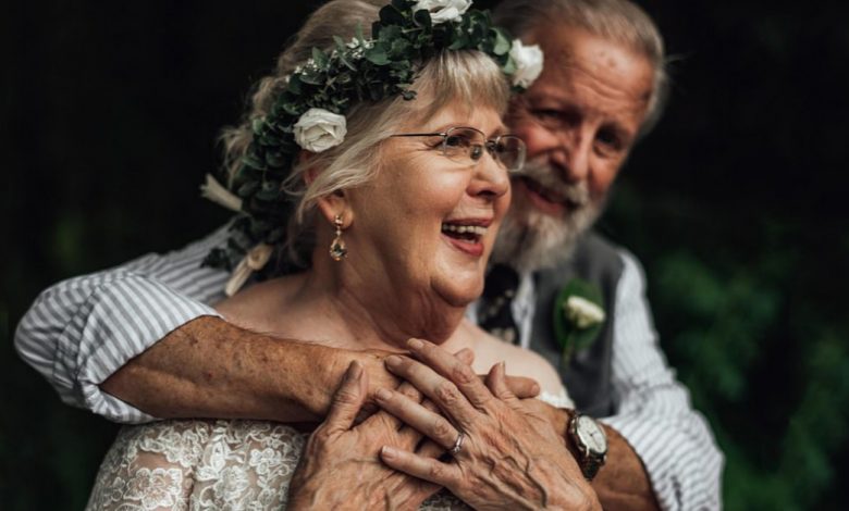 A neta surpreendeu os avós com uma sessão de fotos de casamento no 60º aniversário de matrimônio A neta surpreendeu os avós com uma sessão de fotos de casamento no 60º aniversário de matrimônio