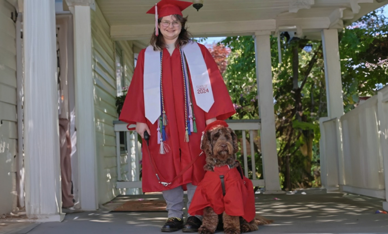 Cão de Serviço Celebra a Formatura do Ensino Médio Com Uma Toca e Beca Personalizadas Cão de Serviço Celebra a Formatura do Ensino Médio Com Uma Toca e Beca Personalizadas