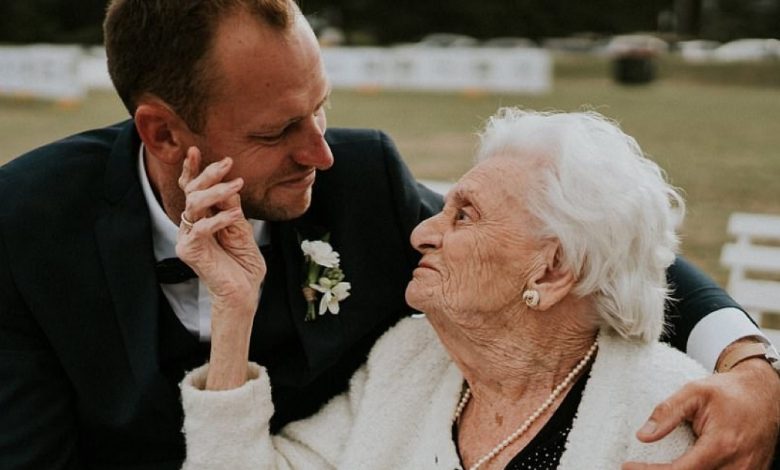“Prometo que seguirei seus conselhos e farei de tudo para que nosso casamento seja tão forte quanto sua longa vida.” Seus olhos brilharam de alegria e orgulho, e ele entendeu que tinha recebido a bênção mais preciosa. “Prometo que seguirei seus conselhos e farei de tudo para que nosso casamento seja tão forte quanto sua longa vida.” Seus olhos brilharam de alegria e orgulho, e ele entendeu que tinha recebido a bênção mais preciosa.