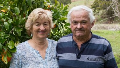 Os pais do meu ex-marido apareceram de repente e exigiram as chaves da casa dele — concordei, mas sob uma condição