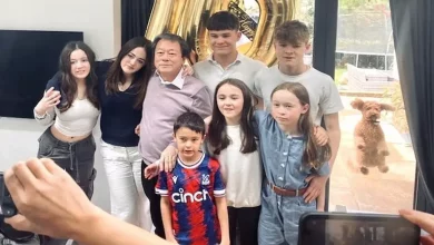 Sexta Divertida: Cachorrinha Decidida a Fazer Parte do Retrato de Família Entra na Foto com o Melhor “Photobomb” de Todos os Tempos
