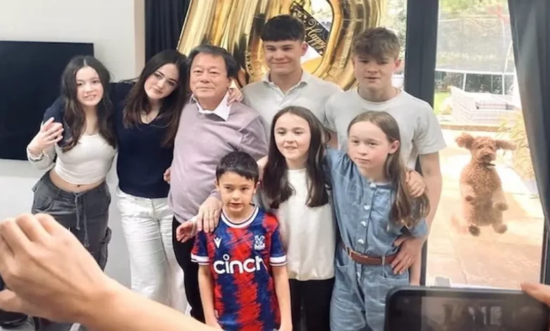 Sexta Divertida: Cachorrinha Decidida a Fazer Parte do Retrato de Família Entra na Foto com o Melhor “Photobomb” de Todos os Tempos Sexta Divertida: Cachorrinha Decidida a Fazer Parte do Retrato de Família Entra na Foto com o Melhor “Photobomb” de Todos os Tempos