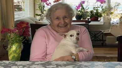 “Gucci trouxe alegria para a casa”: Cachorro indesejado de 11 anos foi adotado por uma mulher de 100 anos