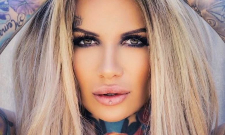 Cada pessoa tem a sua própria concepção de beleza. Juliana Förster, por exemplo, decidiu embelezar o seu corpo com tatuagens. E gastou uma verdadeira fortuna nisso Cada pessoa tem a sua própria concepção de beleza. Juliana Förster, por exemplo, decidiu embelezar o seu corpo com tatuagens. E gastou uma verdadeira fortuna nisso