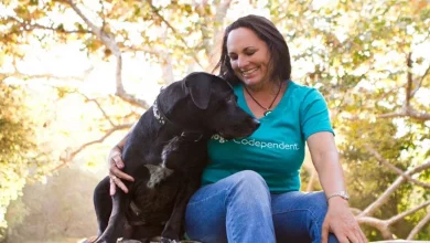 Inspirada pela Sobrevivência de um Cachorro Durante um Incêndio, Ela Doa 7.500 Máscaras de Oxigênio para Animais—E Adota o Filhote