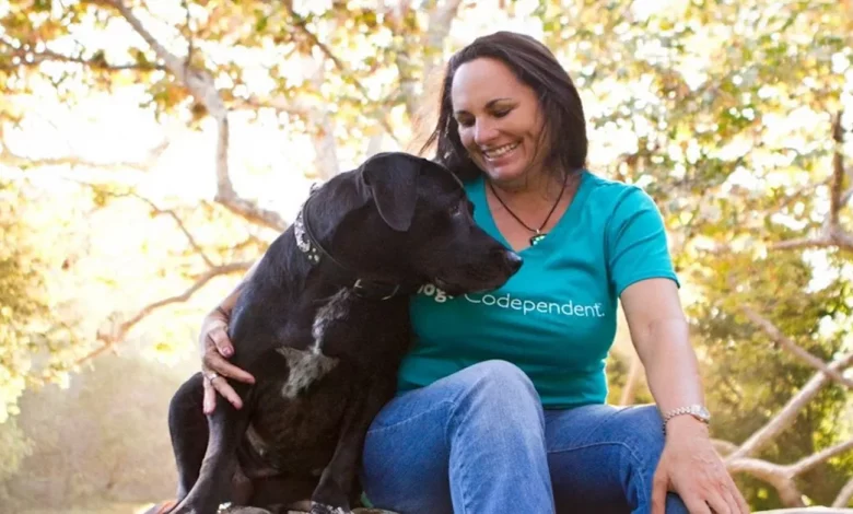 Inspirada pela Sobrevivência de um Cachorro Durante um Incêndio, Ela Doa 7.500 Máscaras de Oxigênio para Animais—E Adota o Filhote Inspirada pela Sobrevivência de um Cachorro Durante um Incêndio, Ela Doa 7.500 Máscaras de Oxigênio para Animais—E Adota o Filhote