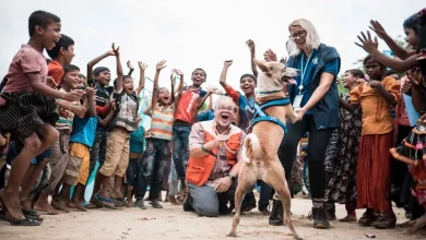 Um Filhote Perdido Tornou-se o Mascote Oficial da Alegria Para Milhares no Campo de Refugiados Rohingya