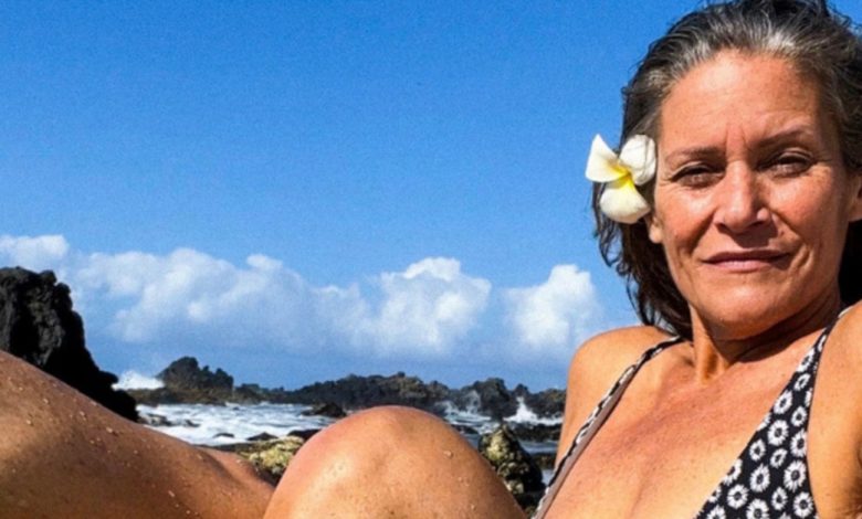 Vista-se como quiser! Mulher de 54 anos é criticada por mostrar seu corpo em traje de banho Vista-se como quiser! Mulher de 54 anos é criticada por mostrar seu corpo em traje de banho