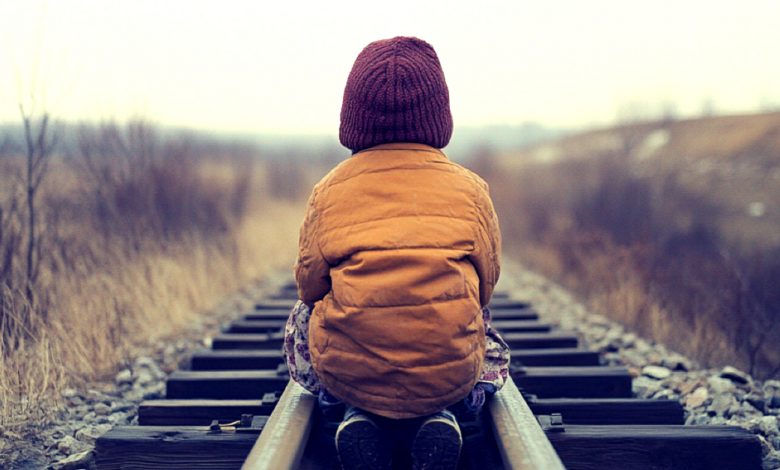 O menino passava horas sentado perto da ferrovia acenando para os trens que passavam, até que um dia um dos maquinistas parou O menino passava horas sentado perto da ferrovia acenando para os trens que passavam, até que um dia um dos maquinistas parou