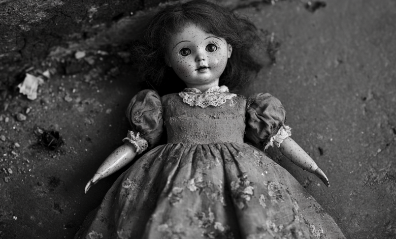 Ela deixava a boneca no parquinho infantil, mas depois percebeu que alguém brincava com ela à noite Ela deixava a boneca no parquinho infantil, mas depois percebeu que alguém brincava com ela à noite