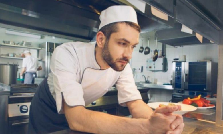 O chef preparava um prato extra todas as noites – apenas anos depois ele descobriu quem o levava O chef preparava um prato extra todas as noites – apenas anos depois ele descobriu quem o levava