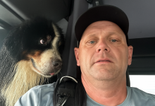 Os ‘Olhos do Cachorro Dizem Tudo’ Após Dramático Resgate das Águas da Enchente Causadas pelo Furacão