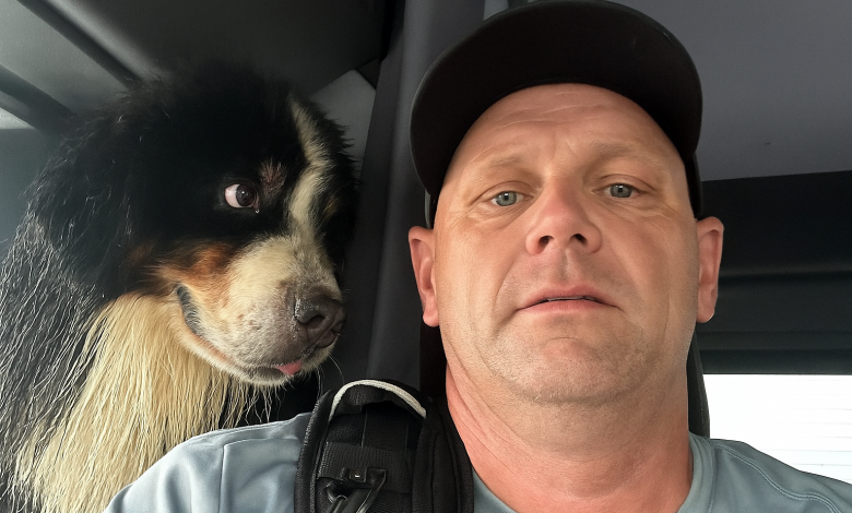Os ‘Olhos do Cachorro Dizem Tudo’ Após Dramático Resgate das Águas da Enchente Causadas pelo Furacão Os ‘Olhos do Cachorro Dizem Tudo’ Após Dramático Resgate das Águas da Enchente Causadas pelo Furacão