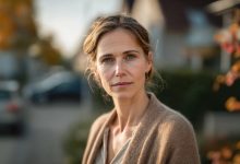 Cheguei em casa ontem depois do trabalho e havia um buquê de flores na mesa, e do lado da porta — sapatos de outra pessoa. Eu congelei, sem acreditar nos meus próprios olhos… 