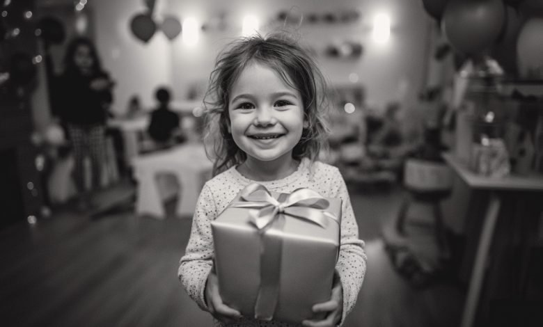 O ex-marido apareceu no aniversário da nossa filha com uma caixa enorme. A menininha gritava de alegria. Mas então ele disse uma frase… e a festa acabou em lágrimas… O ex-marido apareceu no aniversário da nossa filha com uma caixa enorme. A menininha gritava de alegria. Mas então ele disse uma frase… e a festa acabou em lágrimas…