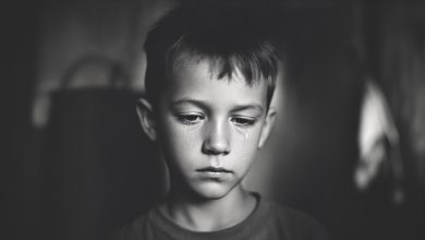 Quando meu filho voltou da escola chorando e sussurrou: “Mamãe, eles disseram que somos pobres…”, algo dentro de mim se partiu. Mas foi essa frase que mudou tudo…