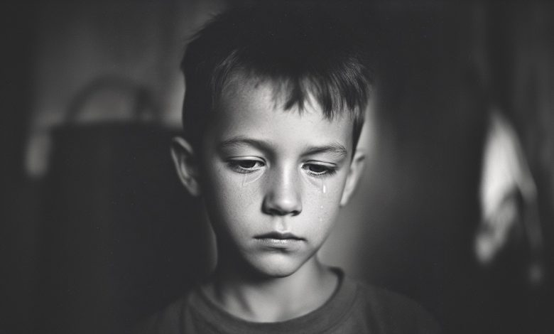 Quando meu filho voltou da escola chorando e sussurrou: “Mamãe, eles disseram que somos pobres…”, algo dentro de mim se partiu. Mas foi essa frase que mudou tudo… Quando meu filho voltou da escola chorando e sussurrou: “Mamãe, eles disseram que somos pobres…”, algo dentro de mim se partiu. Mas foi essa frase que mudou tudo…