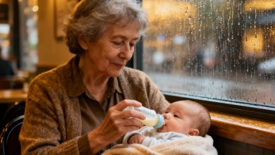Naquele dia chuvoso, entrei em um café para alimentar minha neta chorando, mas em vez de conforto, recebi uma onda de negatividade… e então uma voz masculina firme se ouviu em nossa direção — e após suas palavras, o café mergulhou em silêncio…