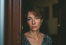 Meu ex-marido casou-se pela segunda vez, e eu pensei que isso já não me dizia respeito. Até que tocaram a campainha…