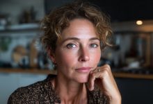 Voltei para casa cansada depois do trabalho. O apartamento estava escuro, havia velas e o jantar na mesa. Pensei que o meu marido tinha decidido fazer-me uma surpresa. Fiquei sem fala quando a porta da casa de banho se abriu e dela saiu…