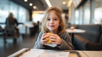 Mamãe levou a filha ao McDonald’s pela primeira vez. E esse dia se tornou uma lição de gentileza para mim