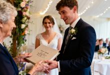 Quando meu neto se casou, só pude presentear-lhe um álbum de fotos de família, mas sua reação ao meu presente me fez chorar…