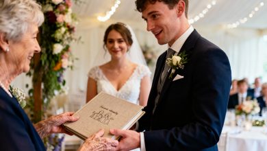 Quando meu neto se casou, só pude presentear-lhe um álbum de fotos de família, mas sua reação ao meu presente me fez chorar…