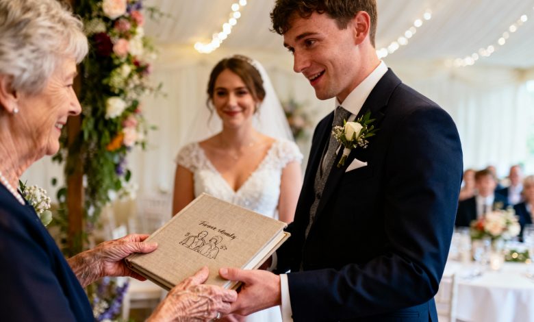 Quando meu neto se casou, só pude presentear-lhe um álbum de fotos de família, mas sua reação ao meu presente me fez chorar… Quando meu neto se casou, só pude presentear-lhe um álbum de fotos de família, mas sua reação ao meu presente me fez chorar…