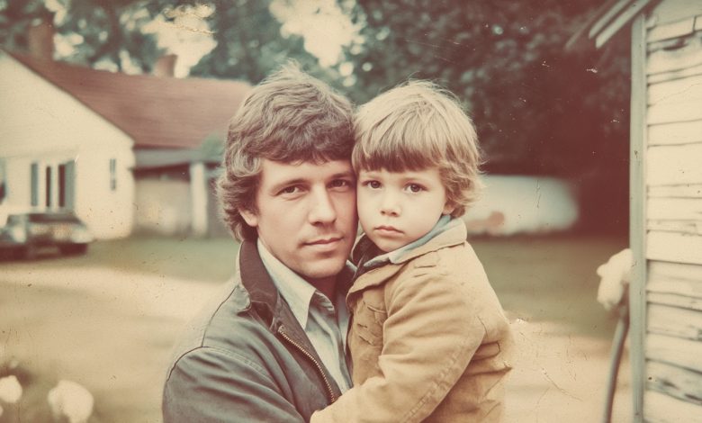 Quando eu tinha 18 anos, meu pai biológico me expulsou de casa. Anos depois, meu filho bateu em sua porta — e fez algo que eu realmente não esperava Quando eu tinha 18 anos, meu pai biológico me expulsou de casa. Anos depois, meu filho bateu em sua porta — e fez algo que eu realmente não esperava