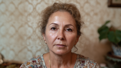 Cuidei do meu marido doente até seu último suspiro, mas quando ele se foi, os filhos dele decidiram me jogar na rua