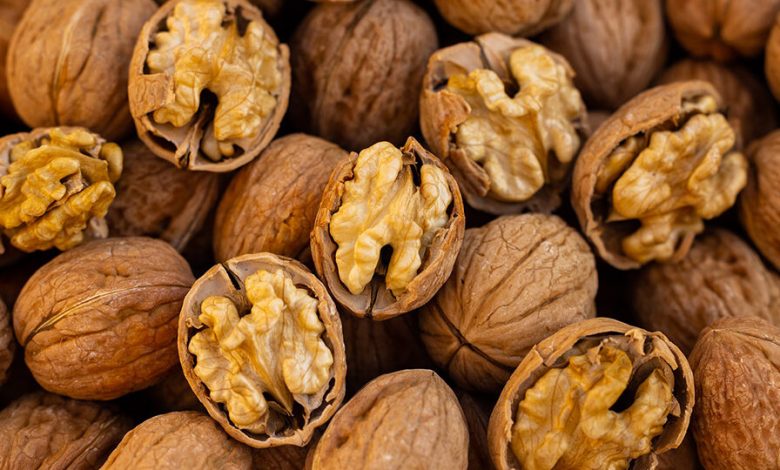 O que realmente acontece com o corpo quando você come nozes