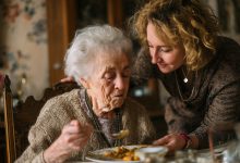 Eu cuidei da minha madrasta, enquanto seu filho biológico nem se dava ao trabalho de atender as ligações… Mas foi ele quem explodiu comigo logo após o funeral — por causa do que encontrou entre as coisas dela