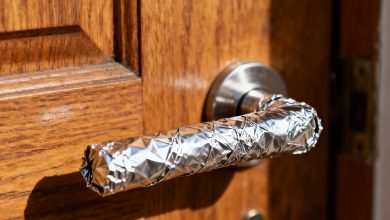 Uma razão inesperada pela qual enrolei a maçaneta da porta dos vizinhos em folha de alumínio