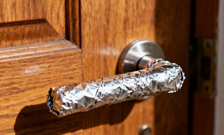 Uma razão inesperada pela qual enrolei a maçaneta da porta dos vizinhos em folha de alumínio
