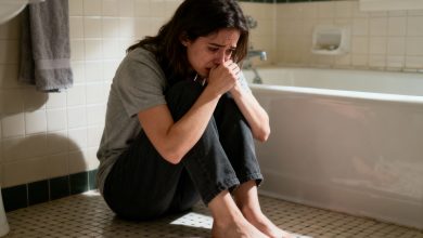 Minha filha de 15 anos se trancava no banheiro todos os dias e não saía por muito tempo. Só descobri a verdade quando abri a porta à força …