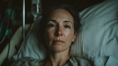 Desmaiei na rua. Acordei no hospital — ao meu lado estava um estranho segurando minha mão. Ele chamou a ambulância e veio comigo. Uma hora depois, meu marido chegou. Quando viu o homem — ficou pálido… Acontece que esse homem…