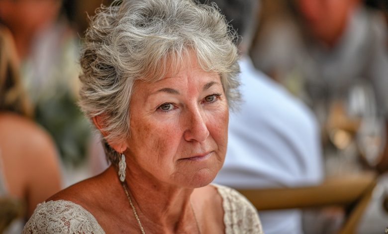 No casamento do meu filho, fui colocada no final do salão, como se fosse um conhecido qualquer e não a mãe dele. E depois aconteceu algo para o que nenhum de nós estava preparado… No casamento do meu filho, fui colocada no final do salão, como se fosse um conhecido qualquer e não a mãe dele. E depois aconteceu algo para o que nenhum de nós estava preparado…