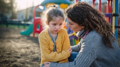 Uma menina de cinco anos queixou-se de uma dor forte no abdômen, e quando a mãe a levou ao hospital, o médico disse de repente: “senhora, vou chamar a polícia agora mesmo”!