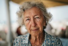 Minha netinha de cinco anos disse durante o jantar: «Vovó, você não pode se sentar conosco, a mamãe disse que você é um fardo velho». Todos riram. Eu saí em silêncio. À noite, meu filho…