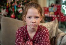 «Não pretendo dar presentes para a neta», — disse a sogra à nossa filha adotiva durante a festa de família. À noite, tomamos providências e, já na manhã seguinte, ela se tornou a avó mais amorosa com presentes…