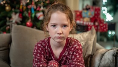 «Não pretendo dar presentes para a neta», — disse a sogra à nossa filha adotiva durante a festa de família. À noite, tomamos providências e, já na manhã seguinte, ela se tornou a avó mais amorosa com presentes…