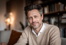 Eu deixei minha esposa quando ela adoeceu gravemente e fui morar com uma amante jovem. Dois anos depois, minha ex-esposa se recuperou, e minha vida dos sonhos começou — mas descobri que era um sonho equivocado…