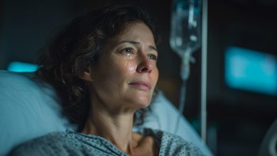 Tenho 50 anos e fui parar no hospital com um diagnóstico sério. Meu marido e crianças foram de férias: “Melhoras, vamos descansar.” Eu estava sozinha após a cirurgia e foi então que fiz uma ligação. Apenas uma. E essa ligação mudou absolutamente tudo…