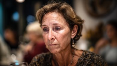 Eu fui conhecer os pais da minha nora em um vestido simples e barato… e foi exatamente aí que entendi quem nesta família sabe respeitar as pessoas e quem apenas faz de conta