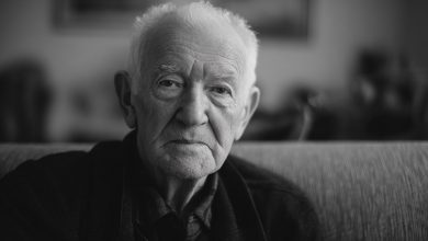 O vovô me criou depois que meus pais faleceram e sempre dizia que, além dele, eu não tinha mais ninguém. Mas duas semanas após seu funeral, recebi uma ligação… e tudo o que eu sabia sobre minha vida revelou-se uma mentira